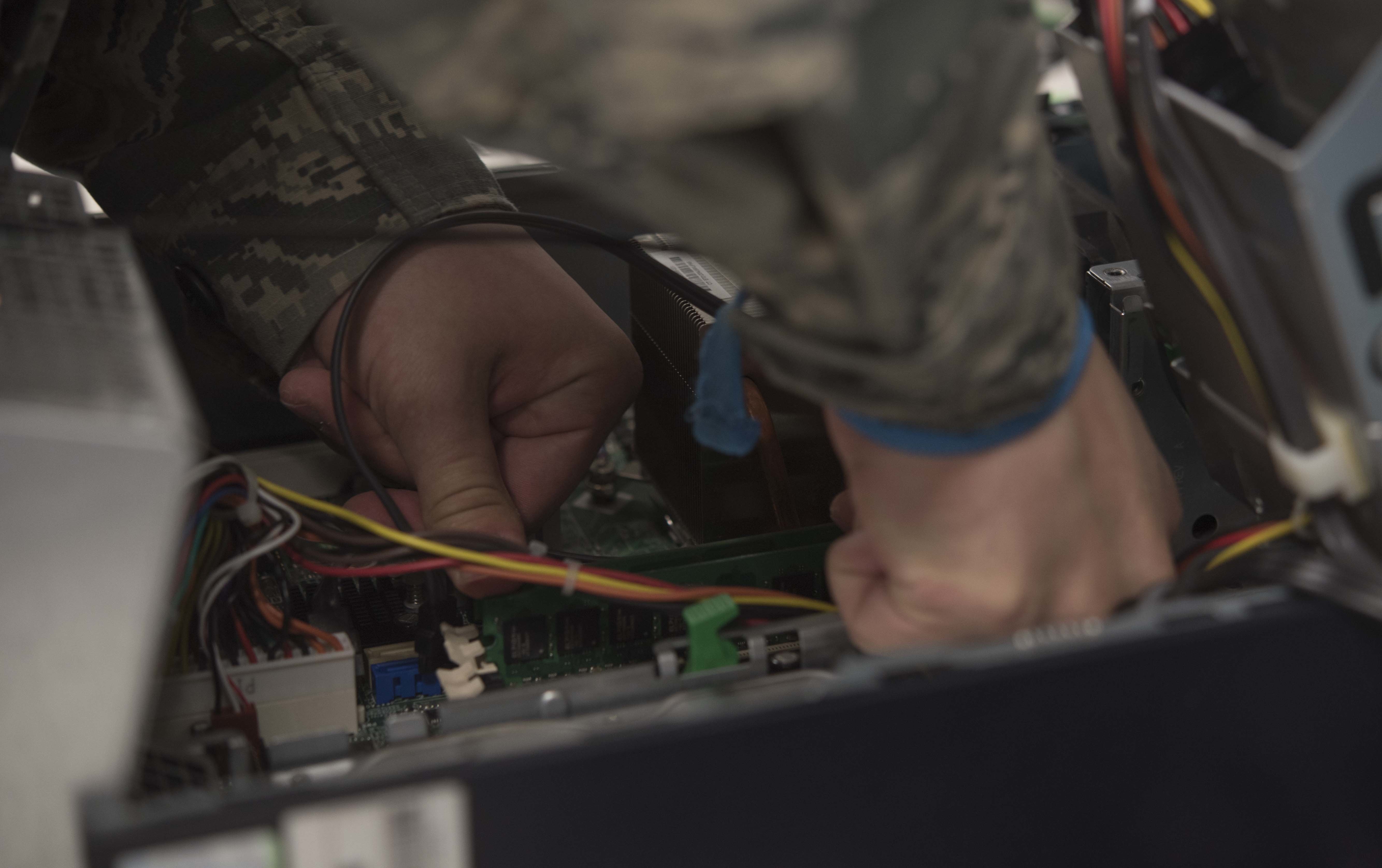 Technicien en maintenance informatique remplaçant des composants matériels