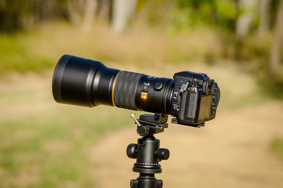 Appareil photo professionnel équipé d’un téléobjectif sur trépied