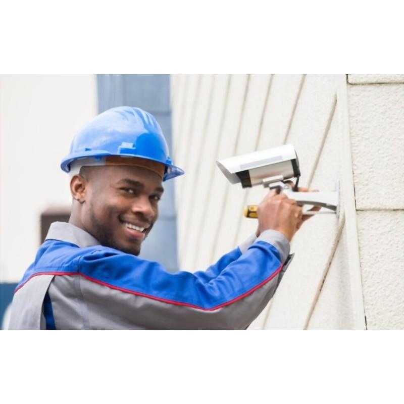 Technicien installant une caméra de surveillance